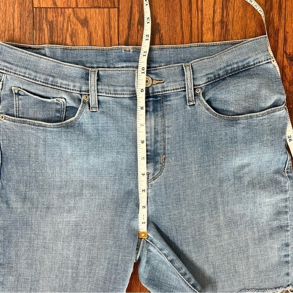 Levi Strauss & Co Distressed Cut Off Light Wash Denim Women's Jean Shorts Sz 12 - Picture 8 of 16